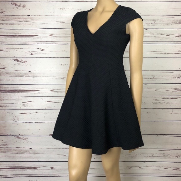 Elodie Dresses & Skirts - Anthropologie Elodie Black V-neck Dress size L